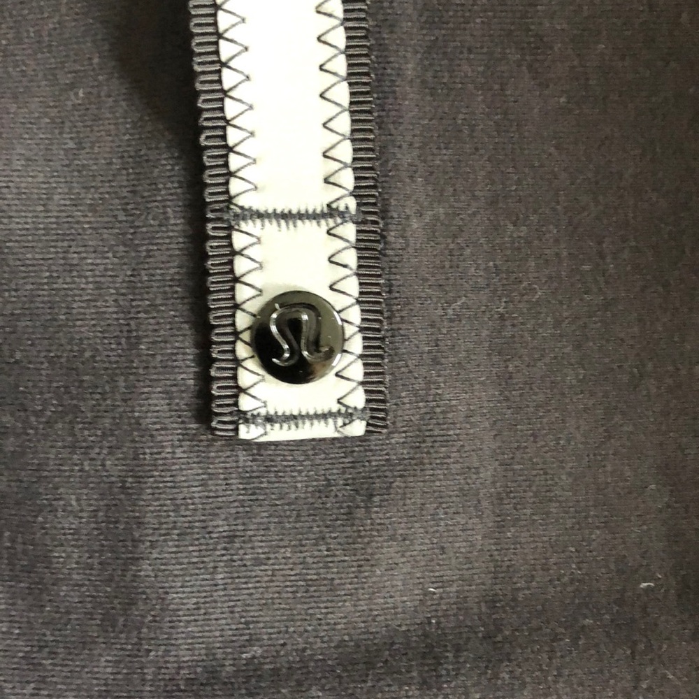 Lululemon black snap scarf